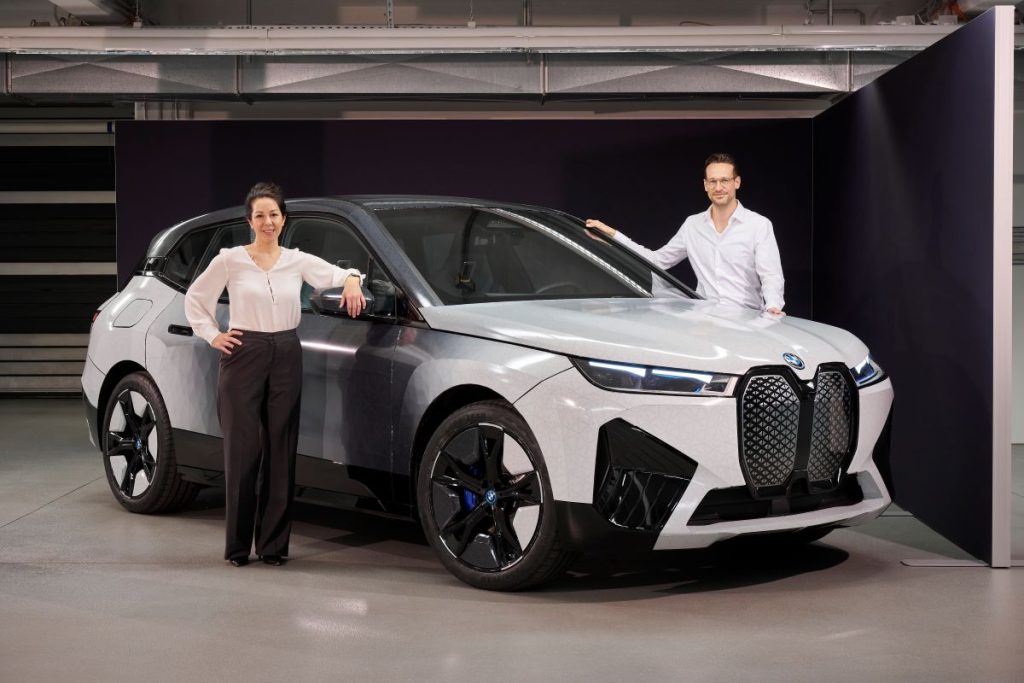 Stella Clarke, Projektleiterin BMW iX Flow featuring E Ink und Dirk Müller-Stolz, Leiter BMW i Exterieur Design mit dem BMW iX Flow (unverkäuflicher Prototyp)